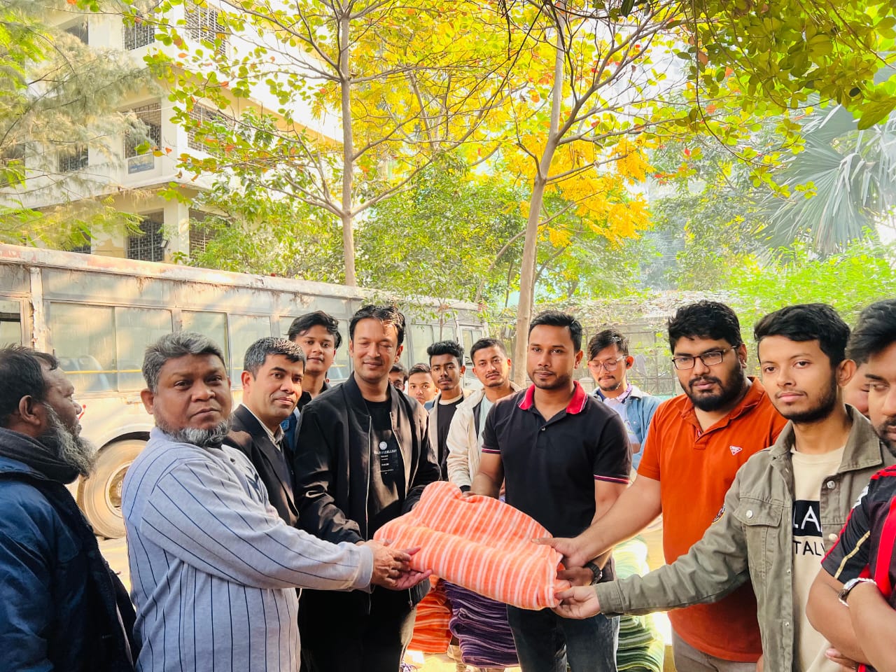 জন্মদিনে মানবিক উদ্যোগ: স্টাফদের মাঝে কম্বল বিতরণ করলেন ছাত্রদল নেতা শাহরিয়ার